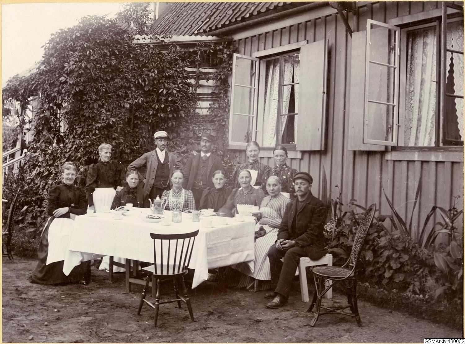 Tjänstepersonalen på Olivedal har kaffepaus i trädgården, intill huset. 1894