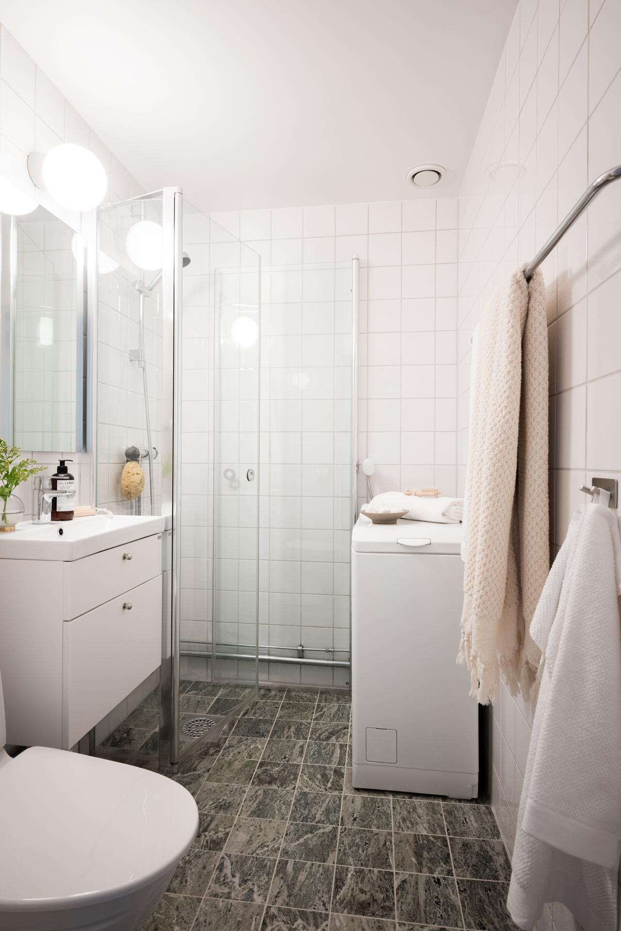 Badrum med tvättmaskin.