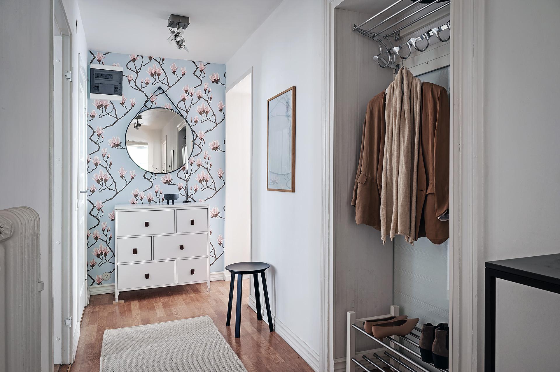 Luftig hall som leder vidare till samtliga rum