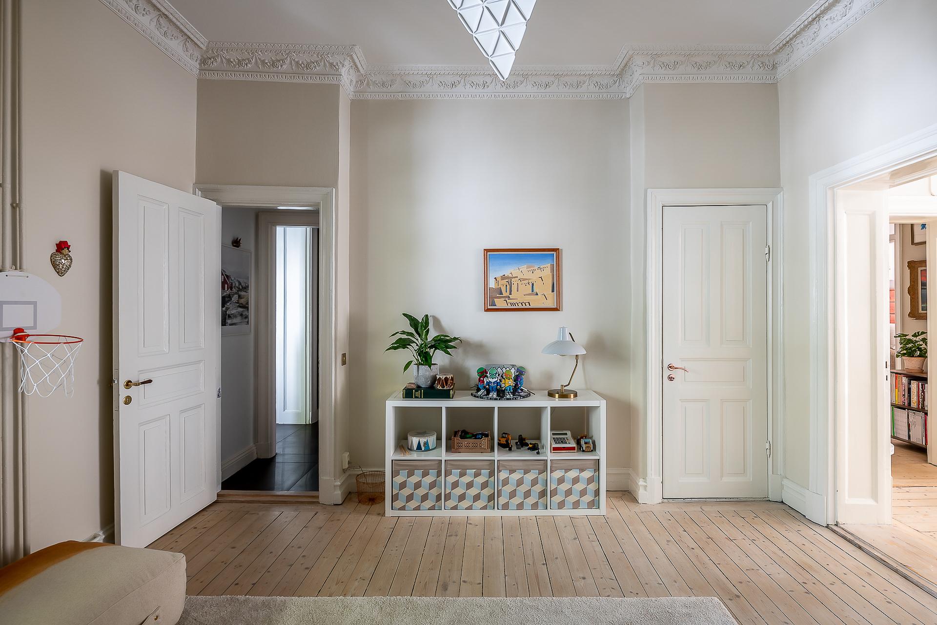 Rejäl klädkammare i anslutning.