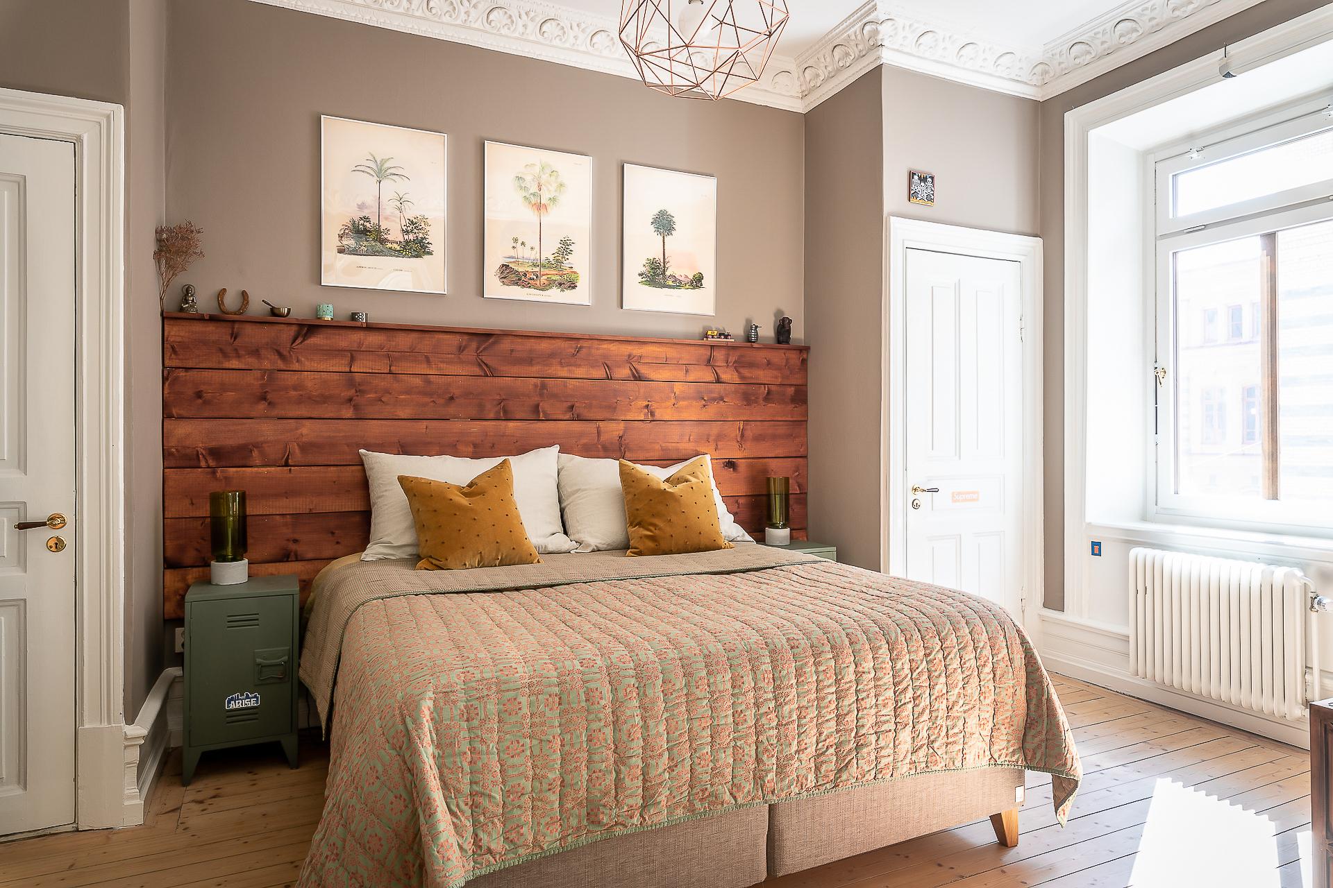 Två originalgarderober finns i rummet och ni har ett par steg mot stor klädkammare.