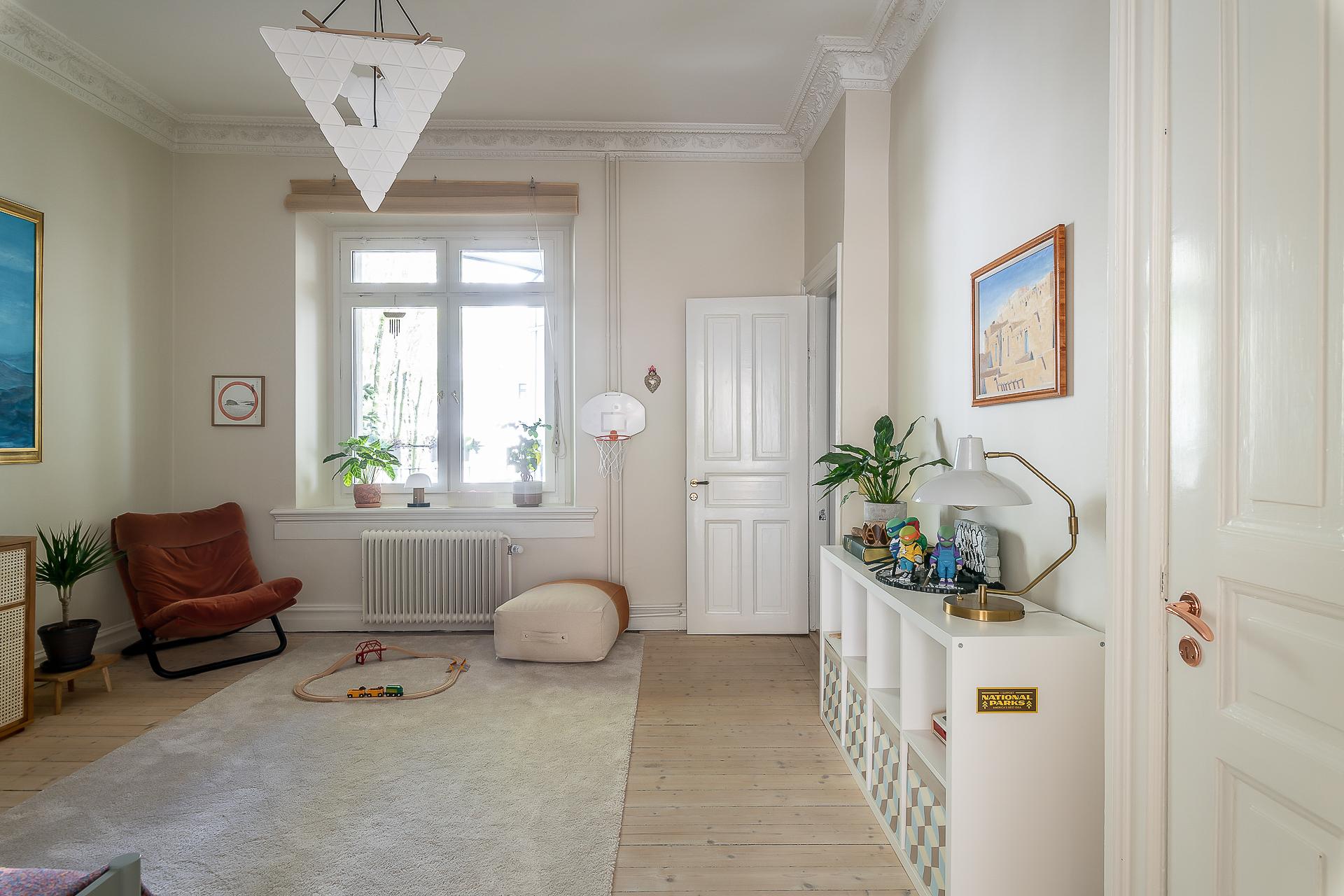 Sovrum II med fönster in mot en tyst, sluten innergård.