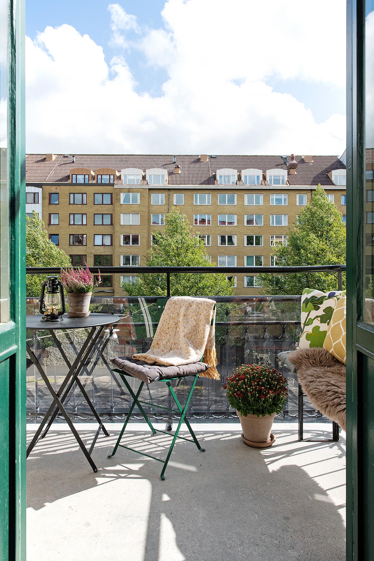 Från vardagsrummet nås balkongen