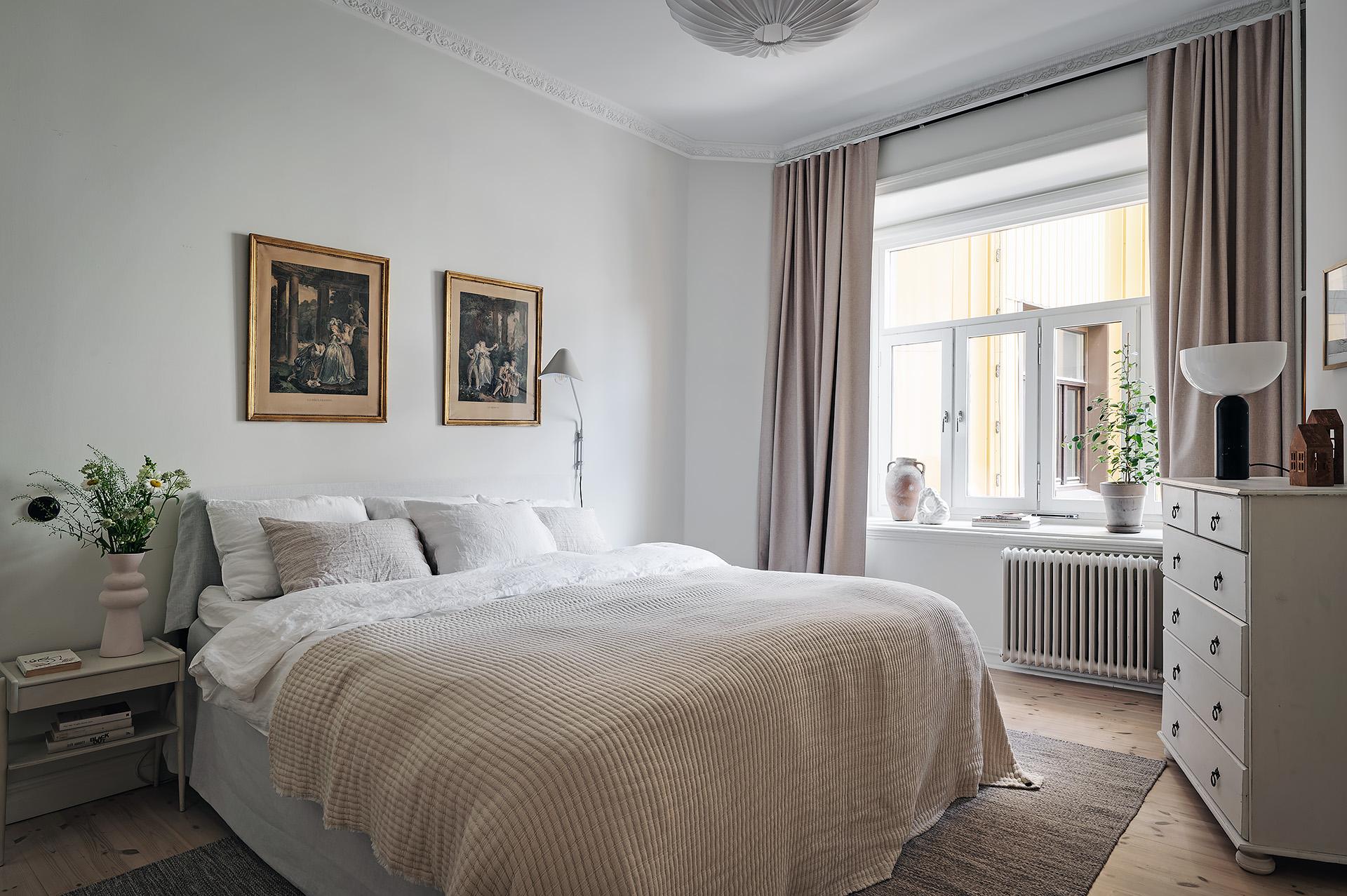 Master bedroom med egen entré