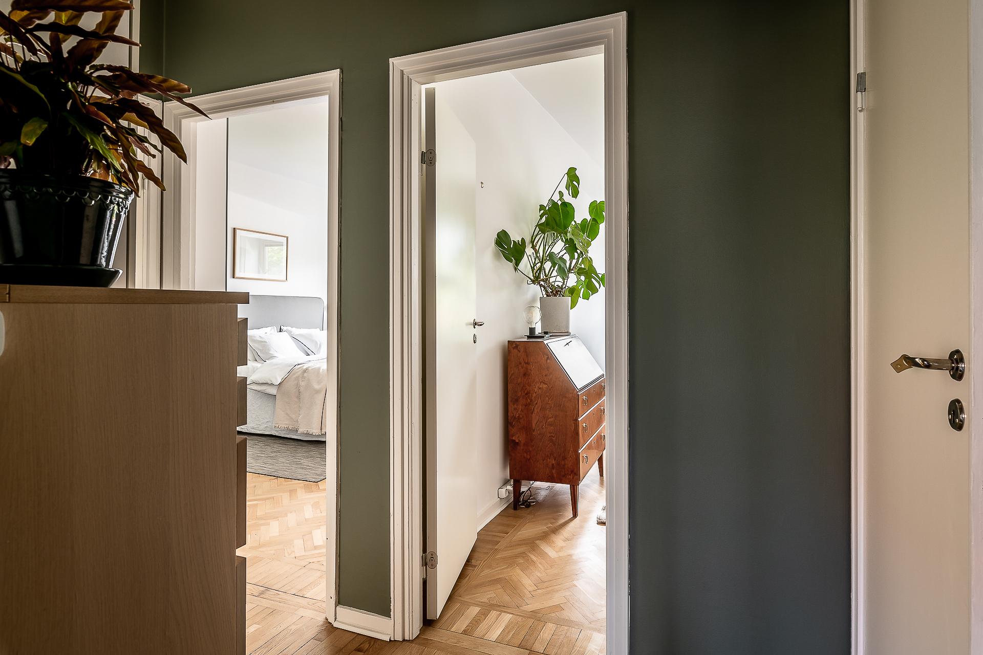 Mellanhall med garderob och klädkammare med extra kyl/frys.