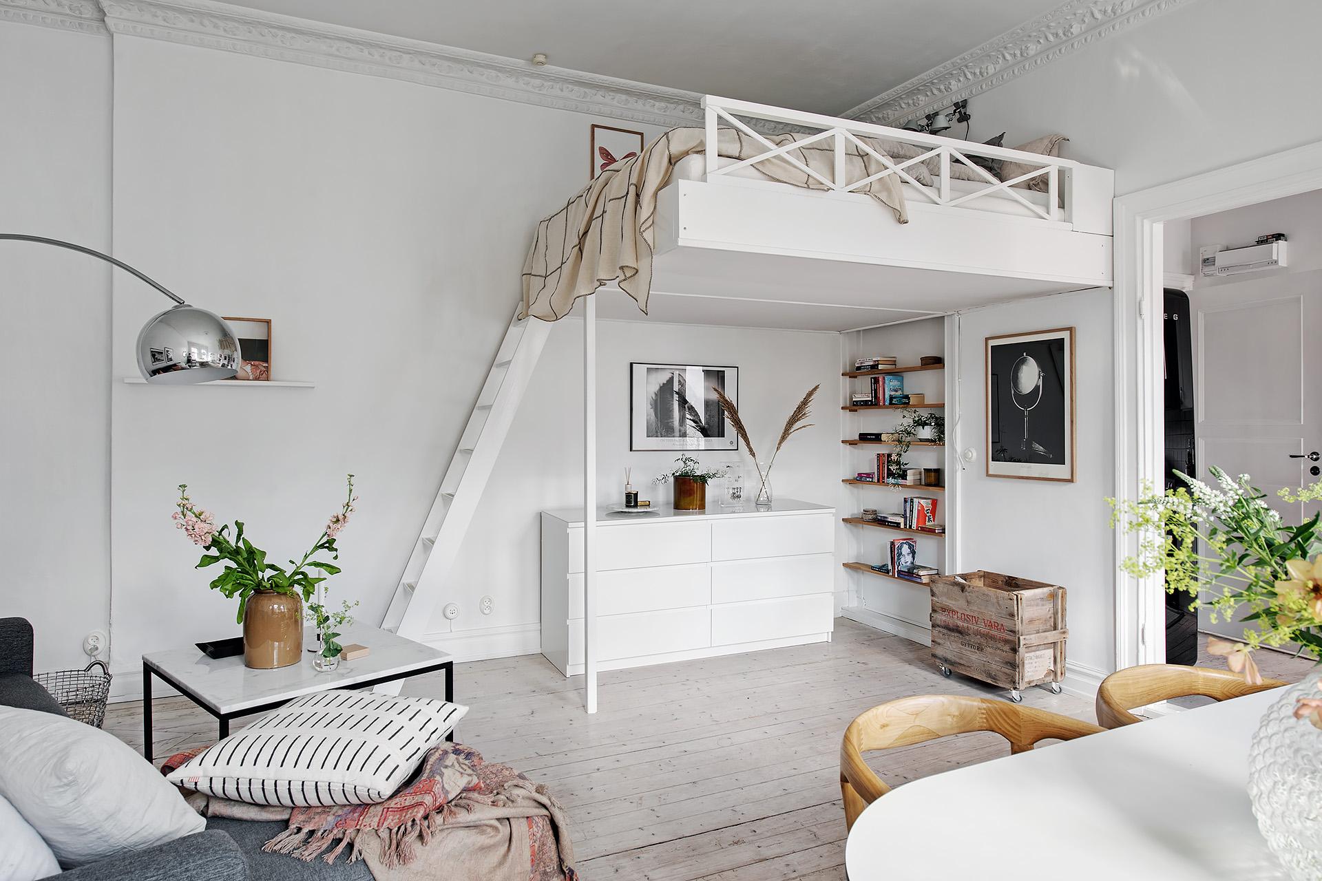 Lågupplöst Ett platsbyggt sovloft ger känslan av en 1,5:a