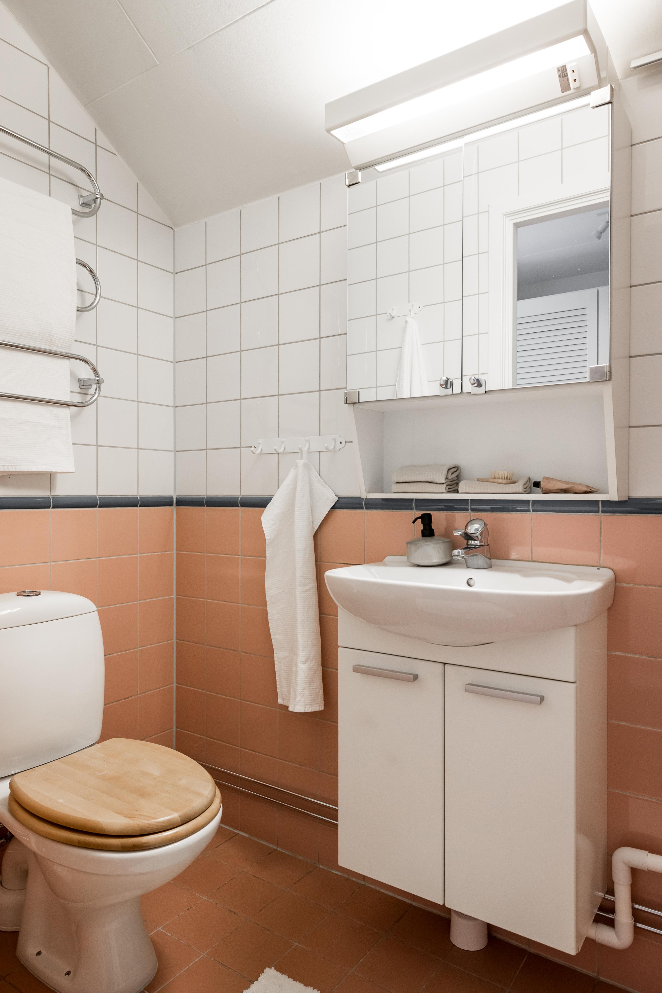 Badrum övre plan. Troligtvis renoverat i samband med föreningens stambyte.