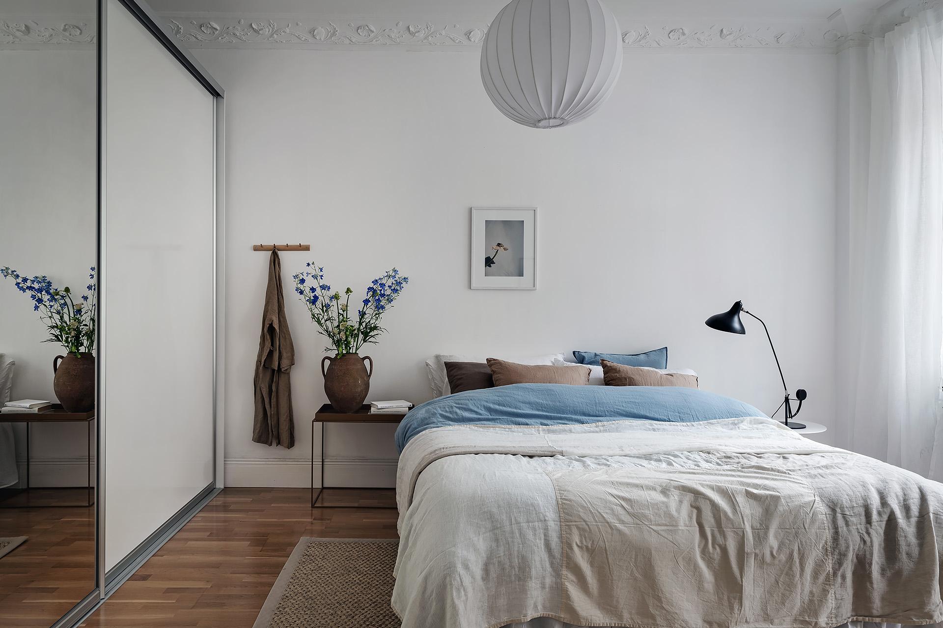 Garderober bakom skjutdörrar