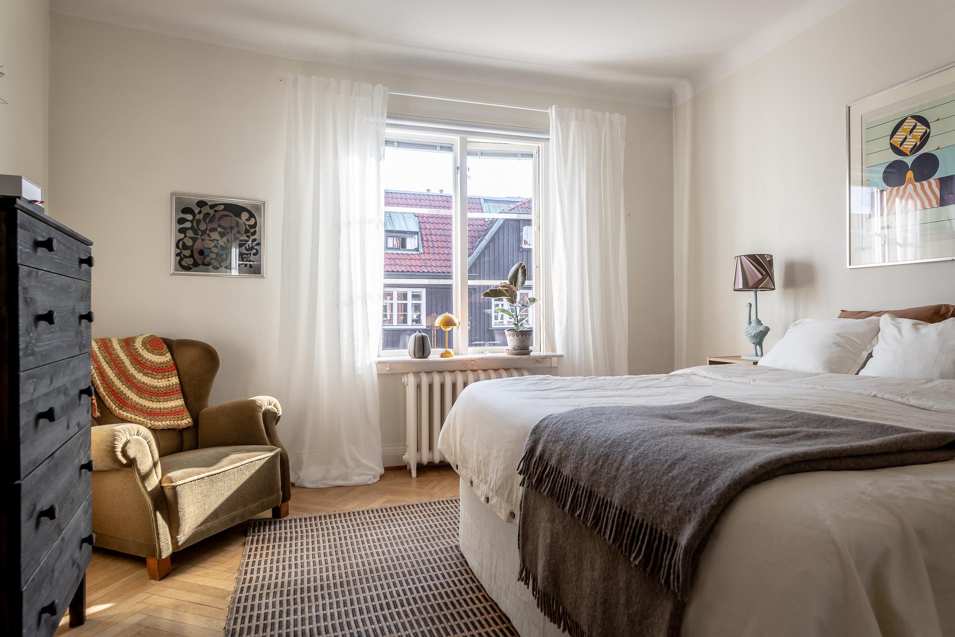 Vila blicken genom spröjsade fönster på fina pepparkaksstaden