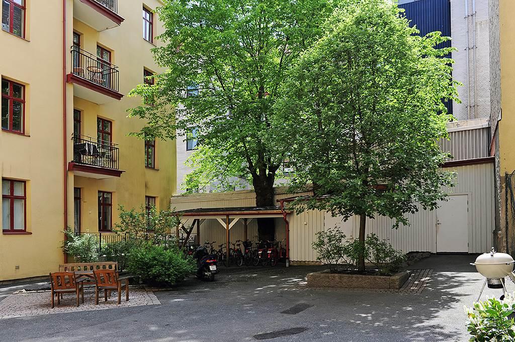 Grönskande innergård med utemöbler