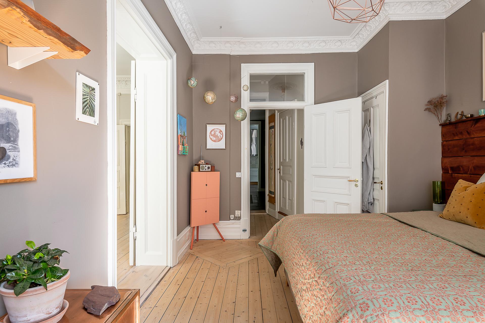 Överljus smyckar rummet.