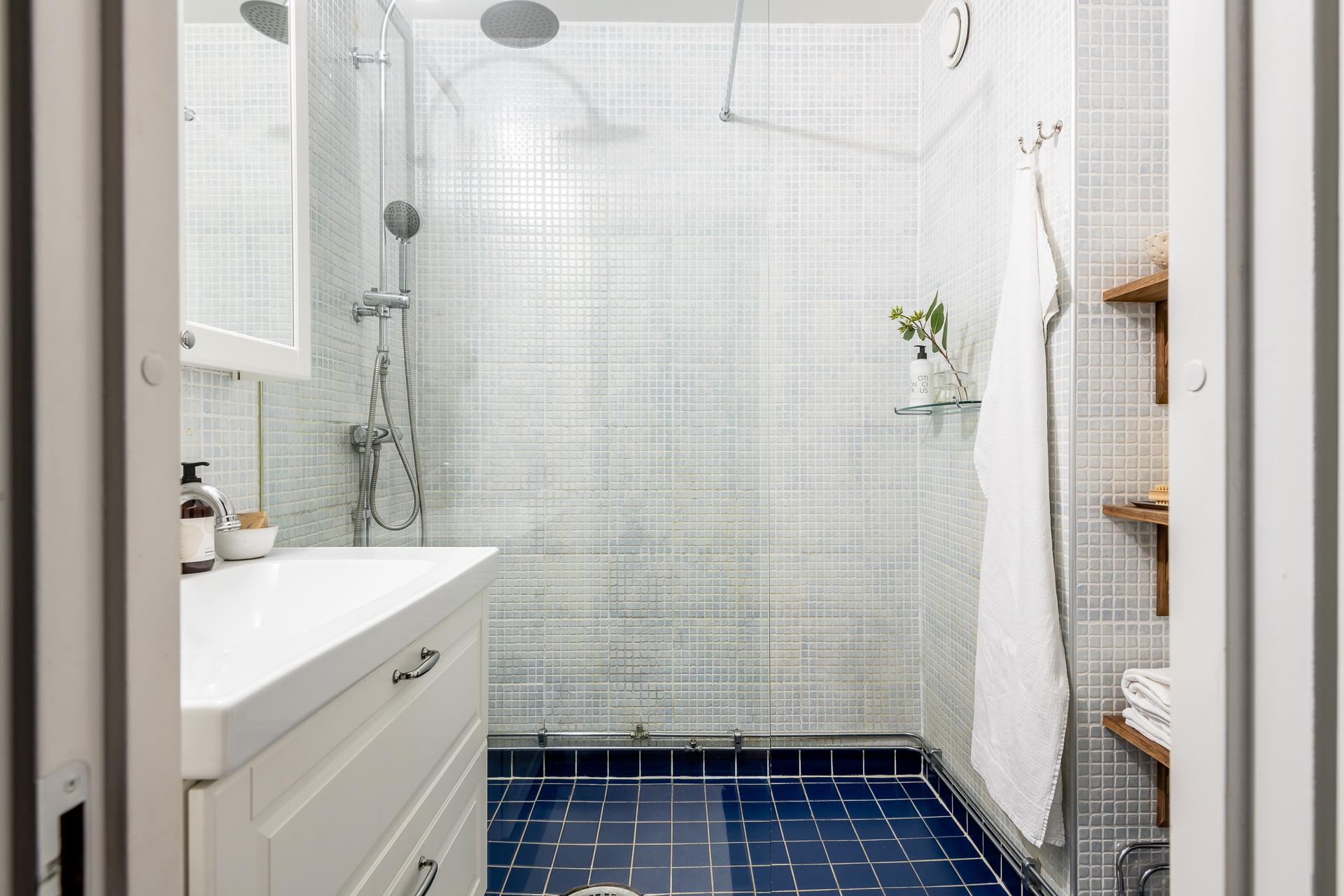 Fräscht badrum med dusch