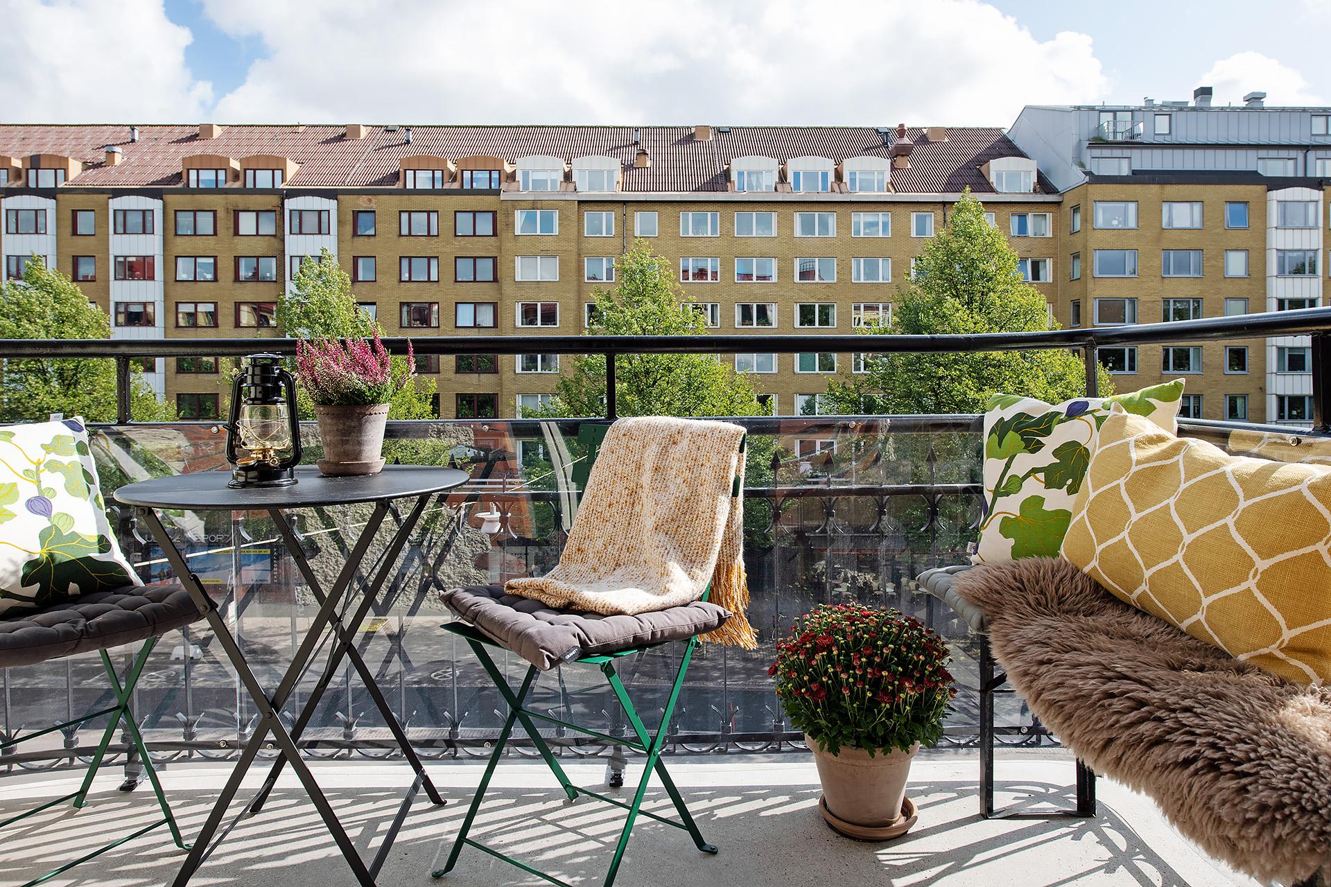 Solig smidesbalkong i fritt österläge