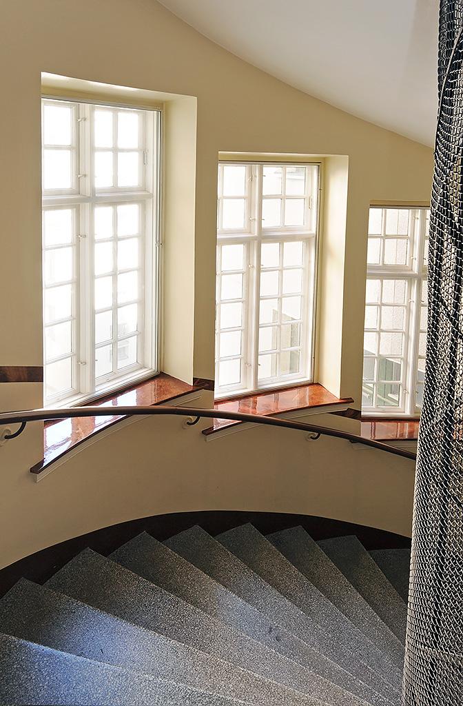 Trapphuset bjuder på vackra fönster i original