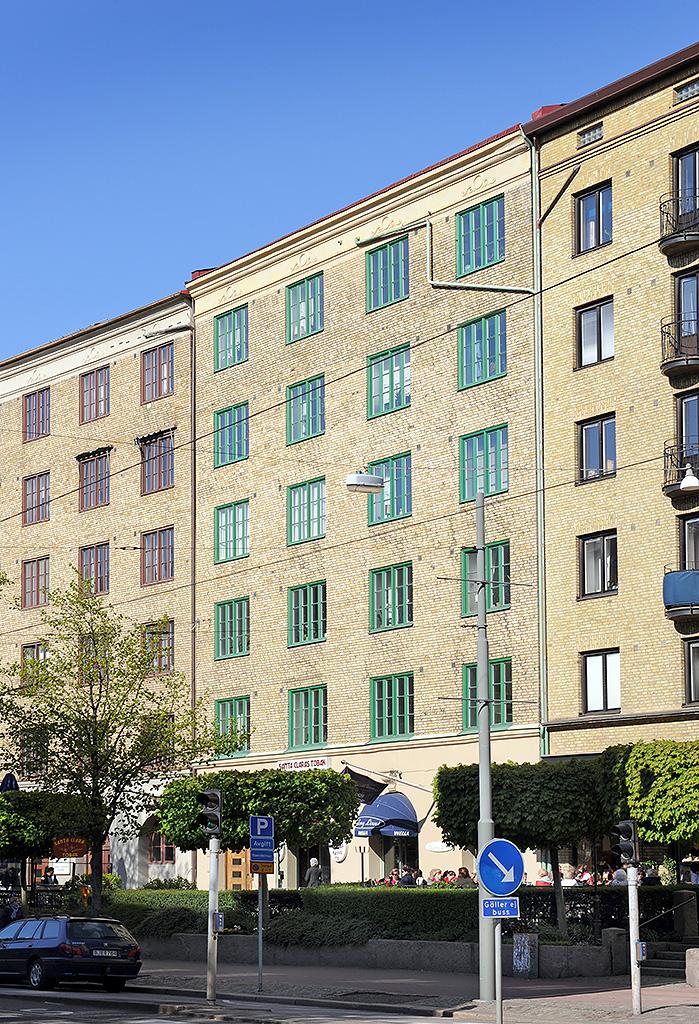 Högst upp i vackert renoverad 20-tals fastighet