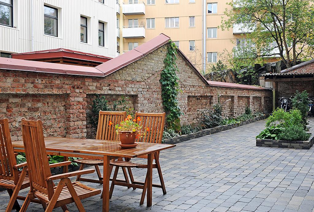 Cykelförråd längst in & fin stenläggning på gården