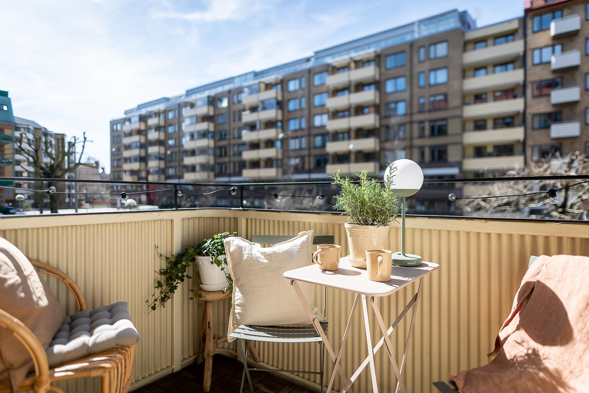 Klockren balkong i soligt västerläge.