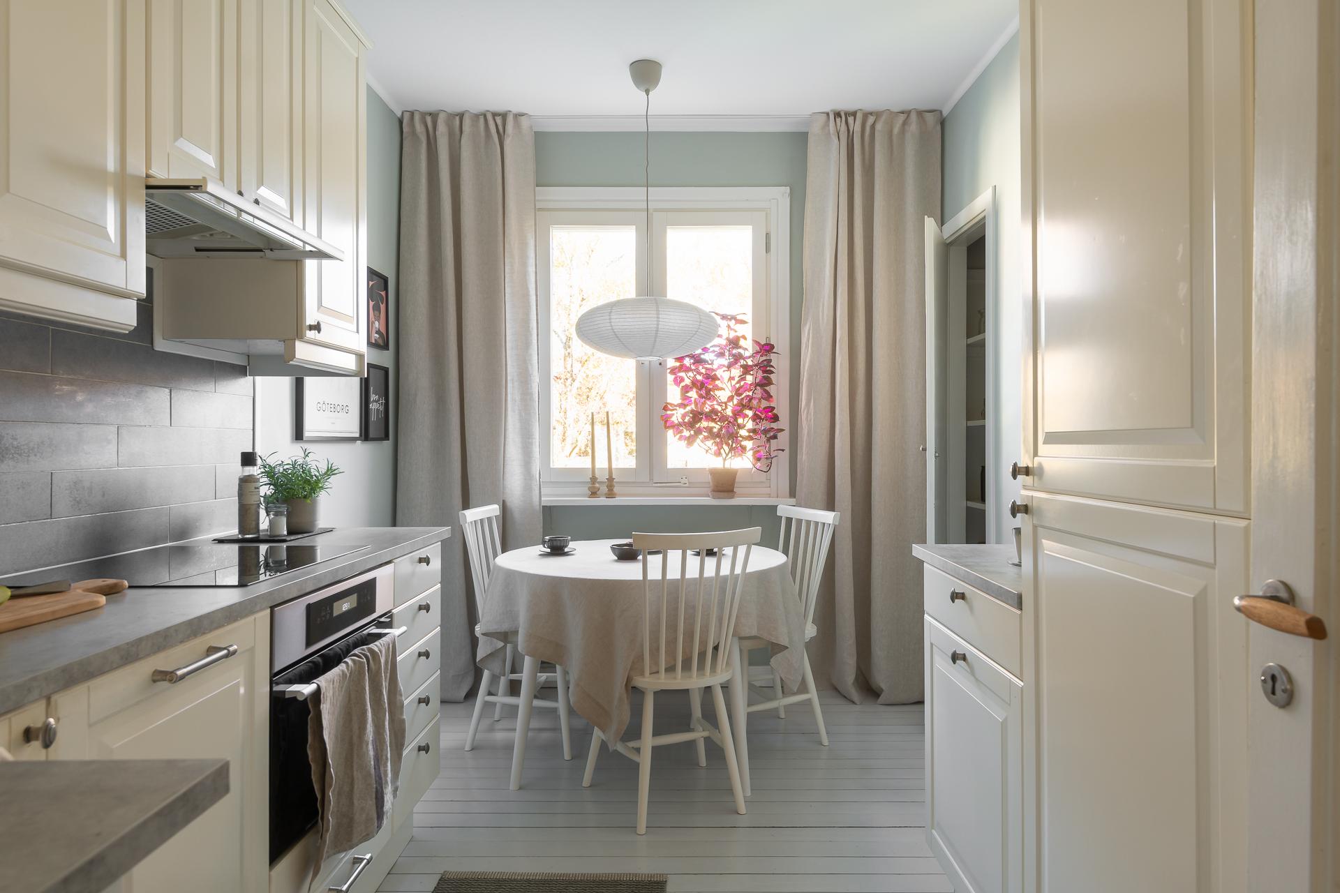 Mysigt kök i ett högt fritt läge med utsikt över föreningens  innergård