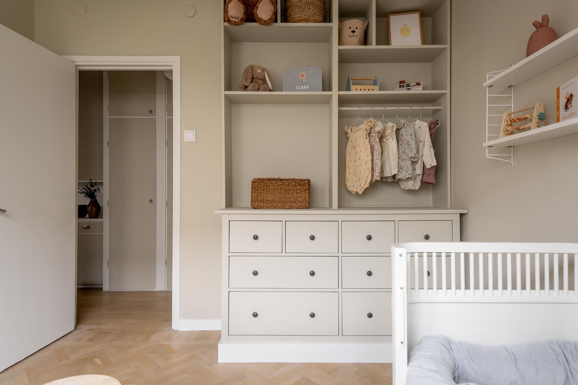 En platsbyggd hylla ger god förvaring