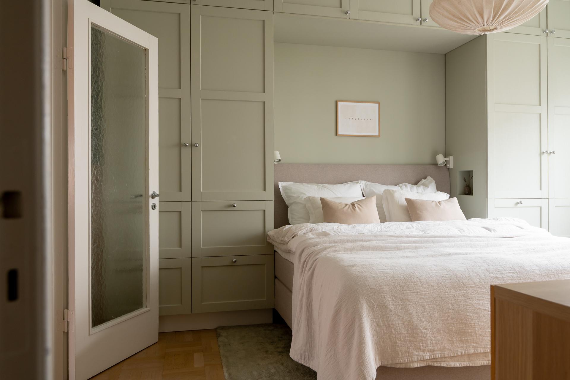 Garderoberna omsluter sängen och skapar en trygg plats