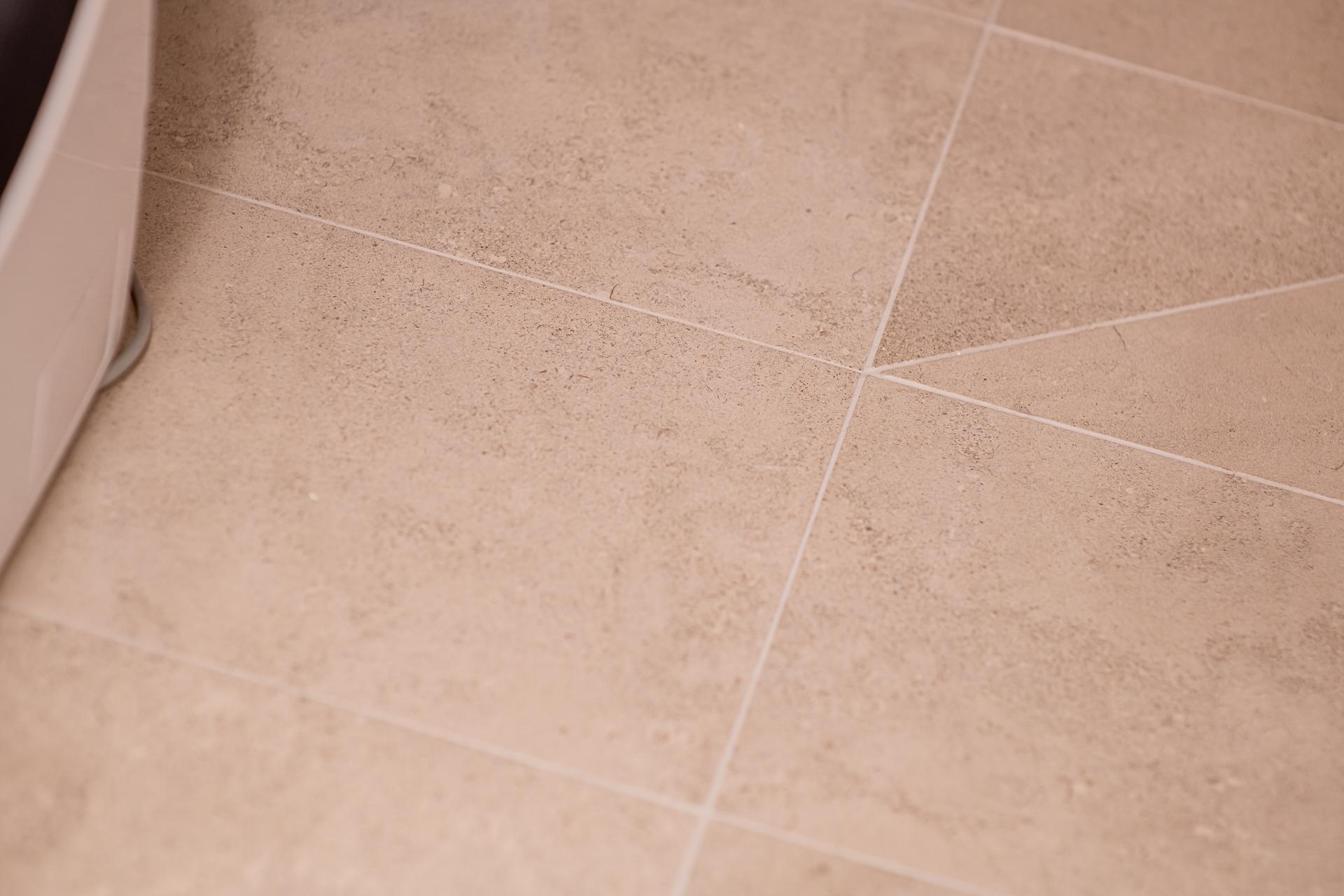 Lägenhetens badrum förväntas vara klart i slutet av november,