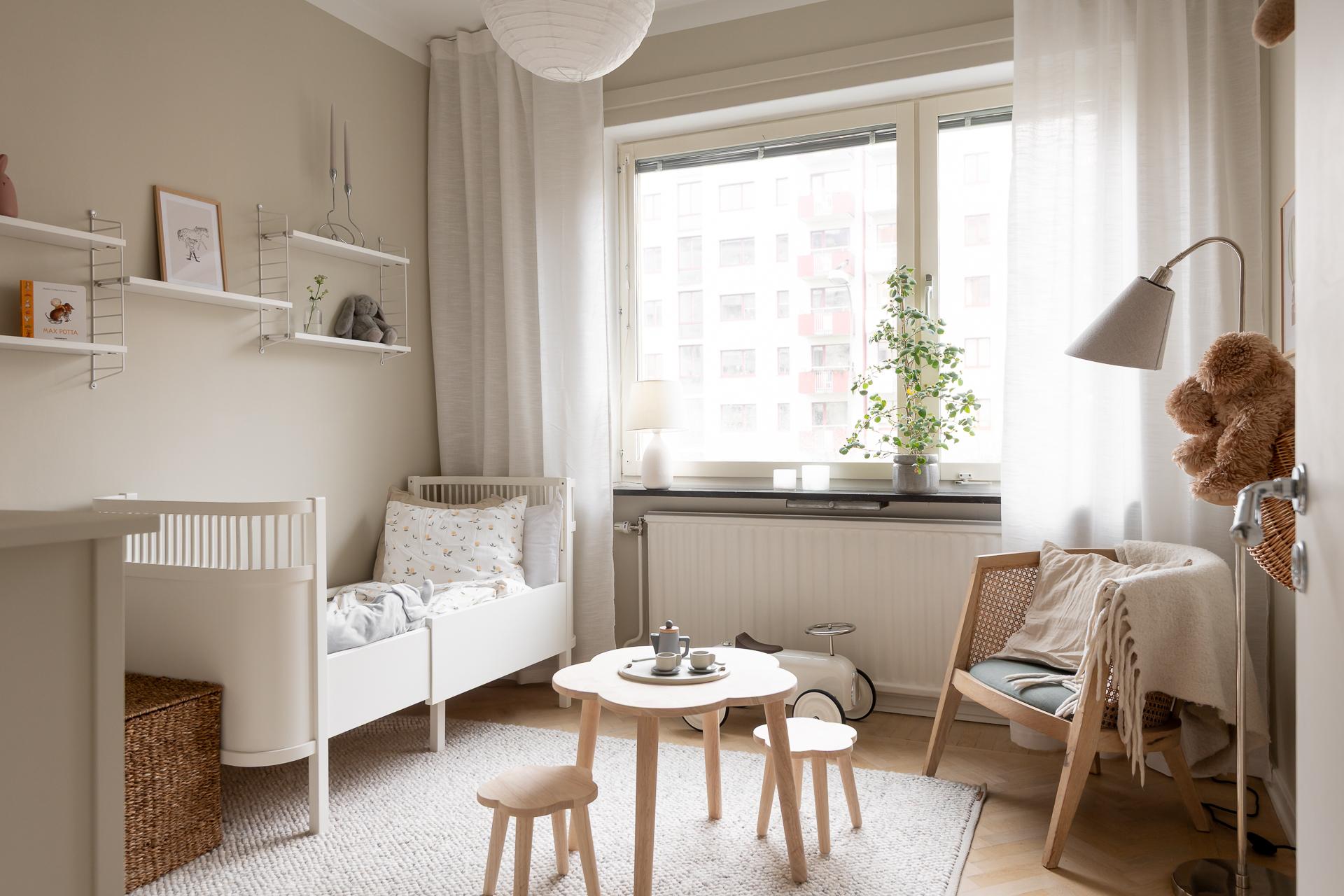 Det mindre sovrummet bjuder på goda ytor för lek och vila