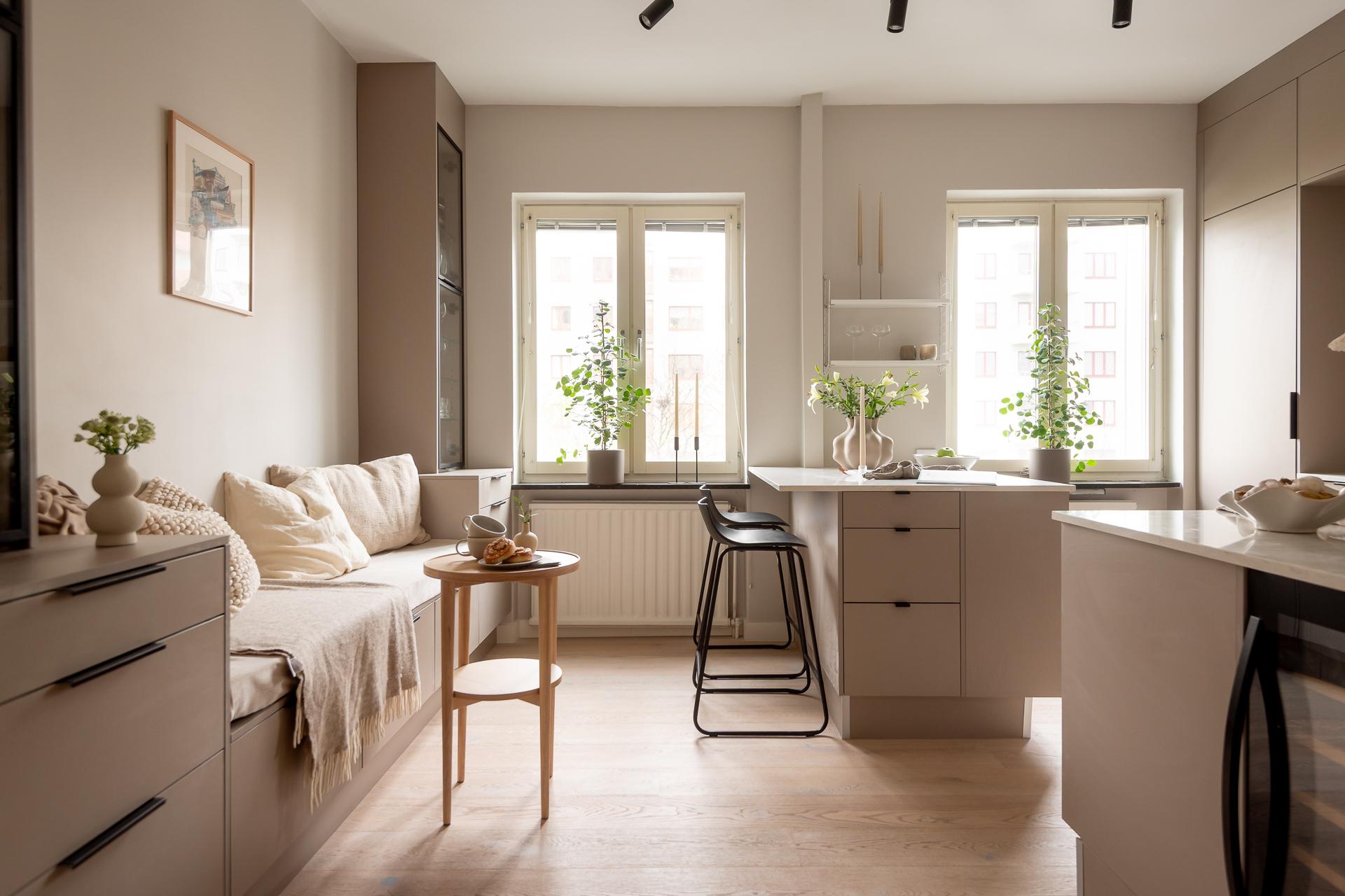 Smakfullt renoverat kök med mycket yta för umgäng