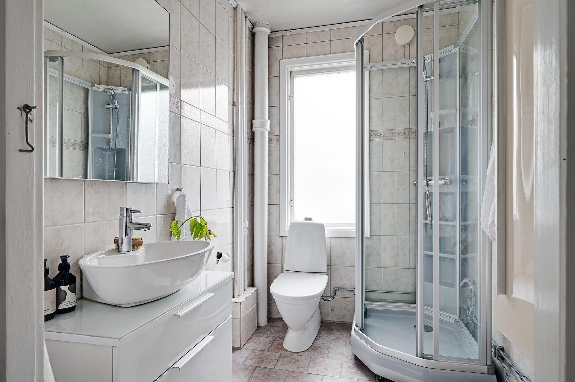 Badrum entréplan med duschkabin