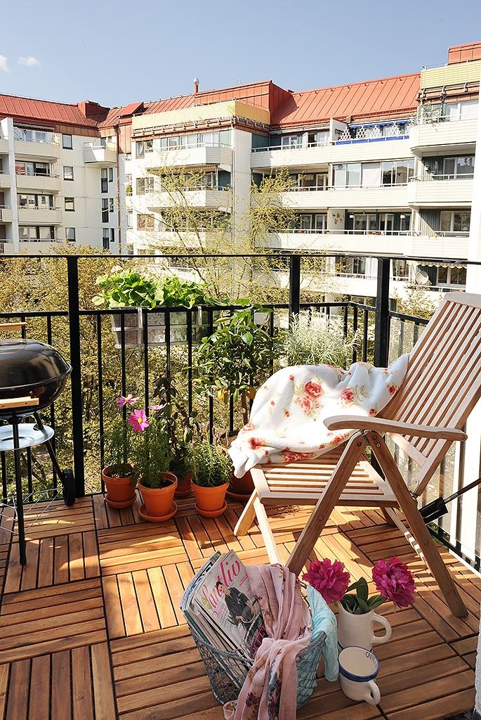 Smidesräcken och trall mot den lugna gården