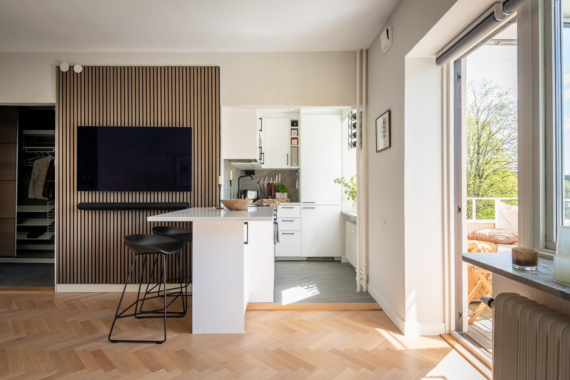 Förlängningen av bänkskivan skapar en härlig yta att samlas vid en