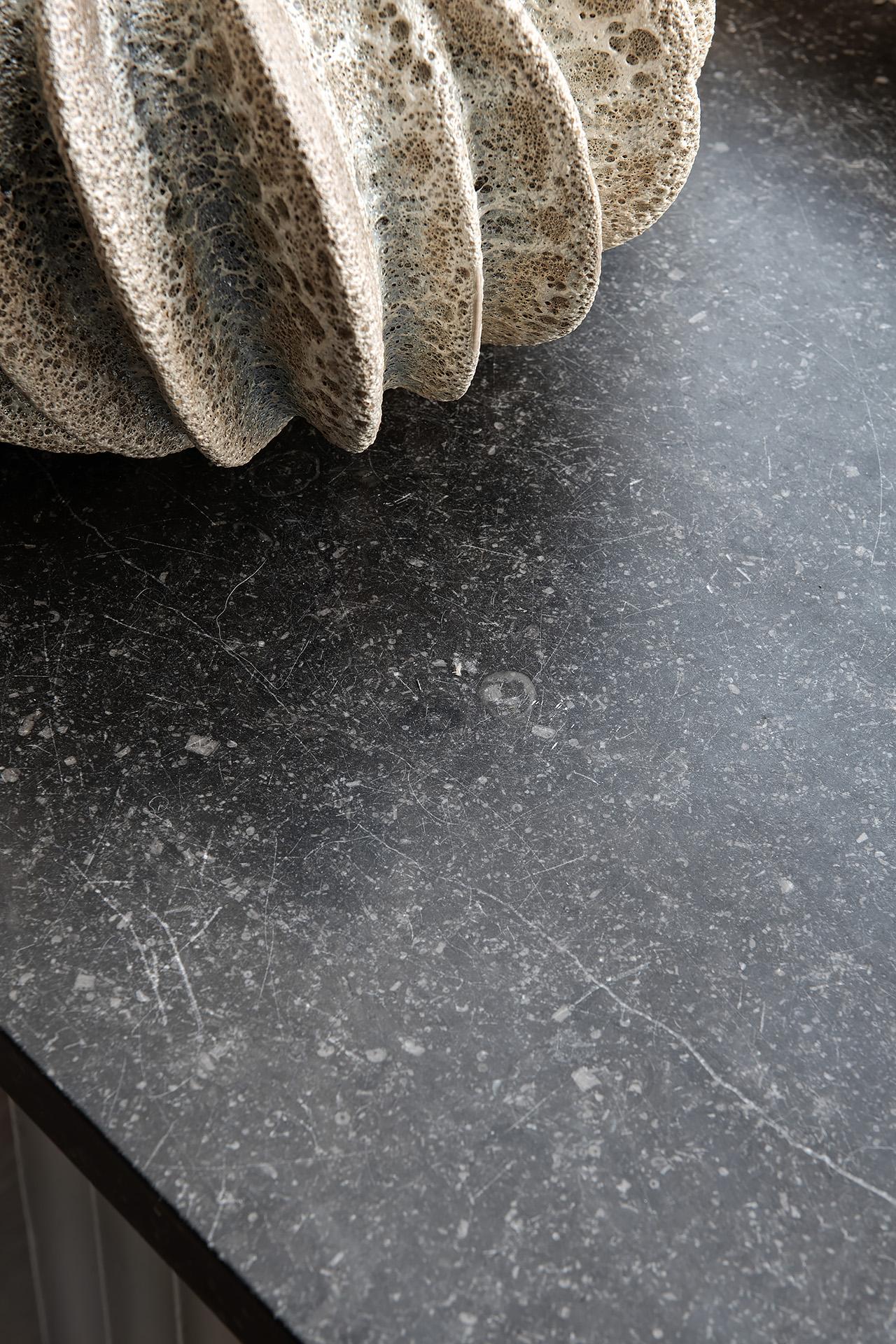 Djupa fönsterbrädor av sten