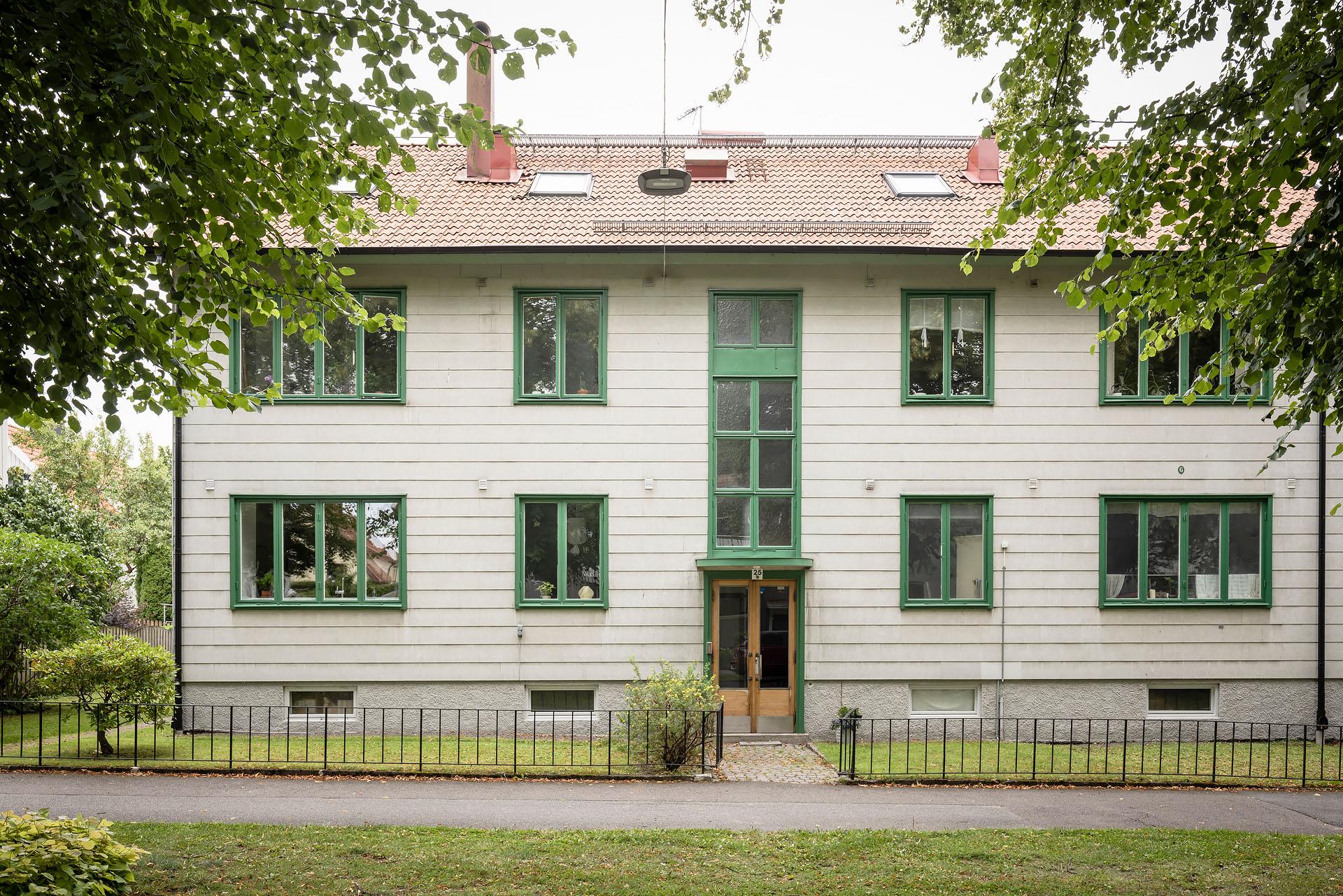 Ett mycket stort kök med plats för matsalsbord av väl tilltagen variant.