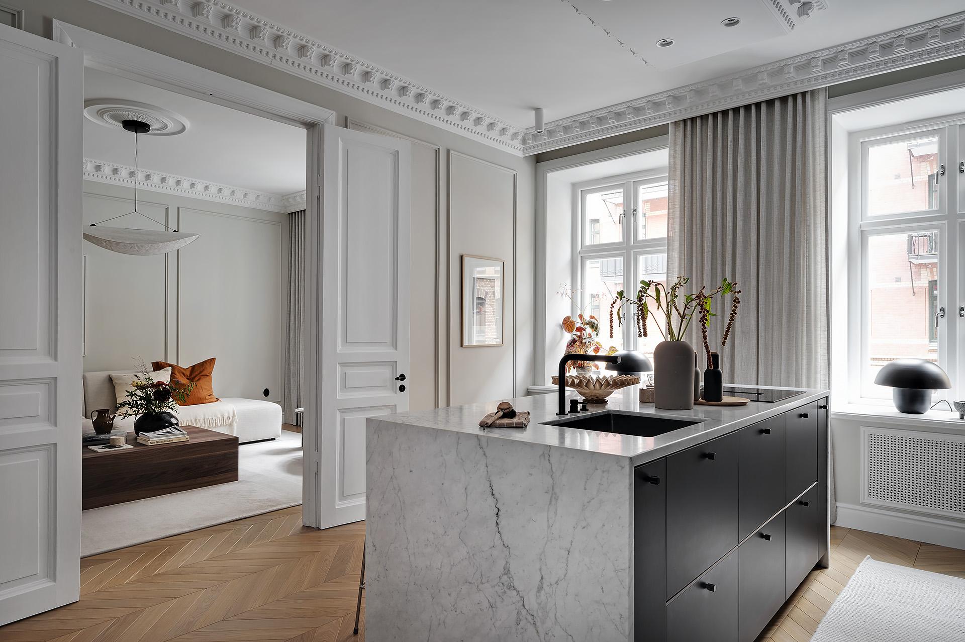 Välkommen till denna totalrenoverade drömtvåa!