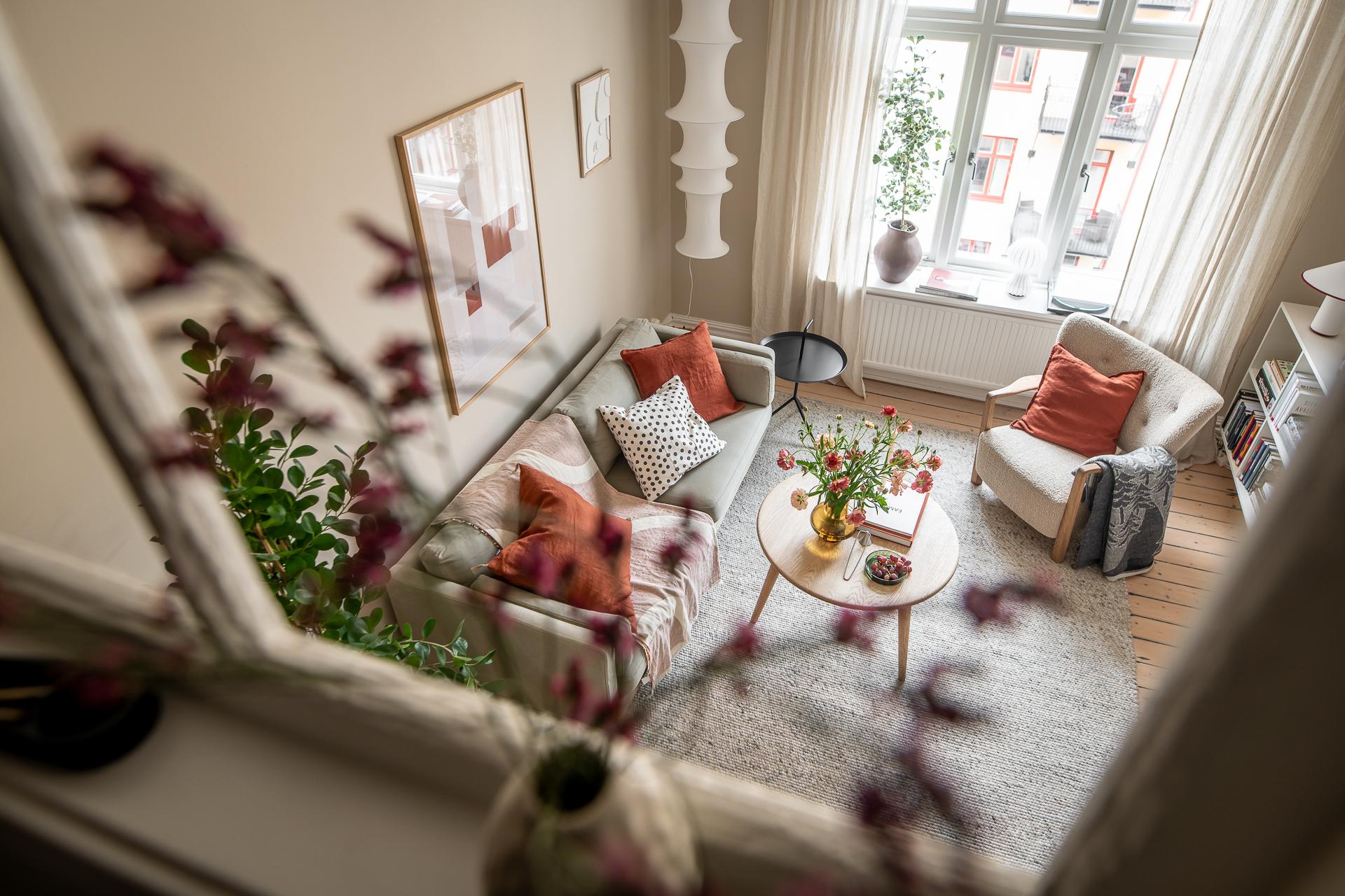 Ett fönster släpper in ljuset även här