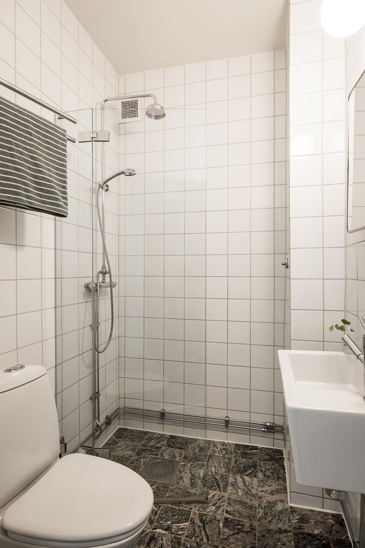 Snygt badrum med Kolmårdsmarmor på golvet