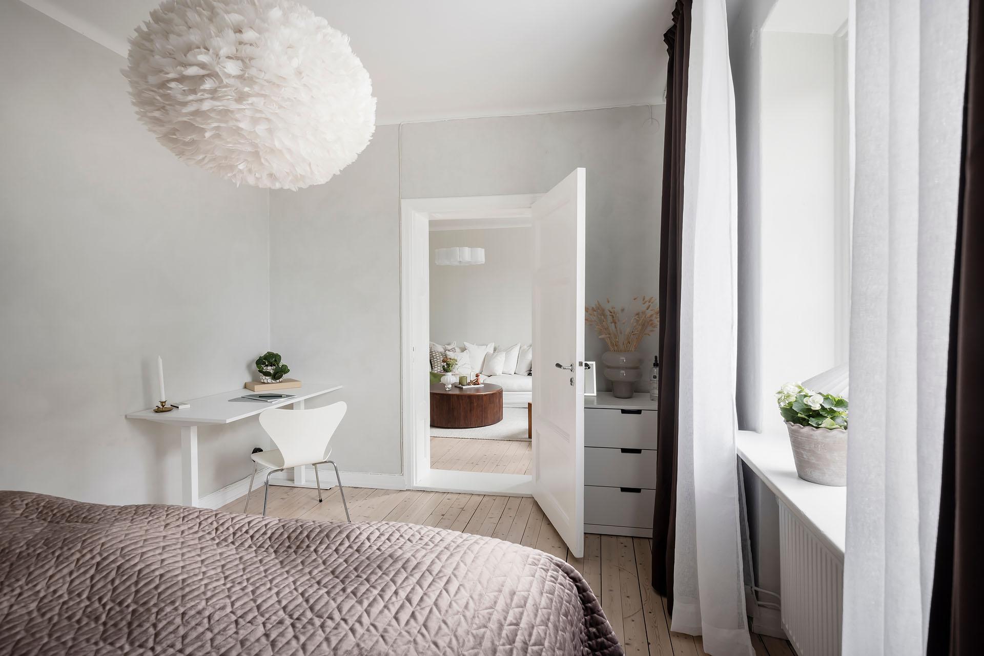 Sedan bilden togs har en garderob platsbyggts där skrivbordet står