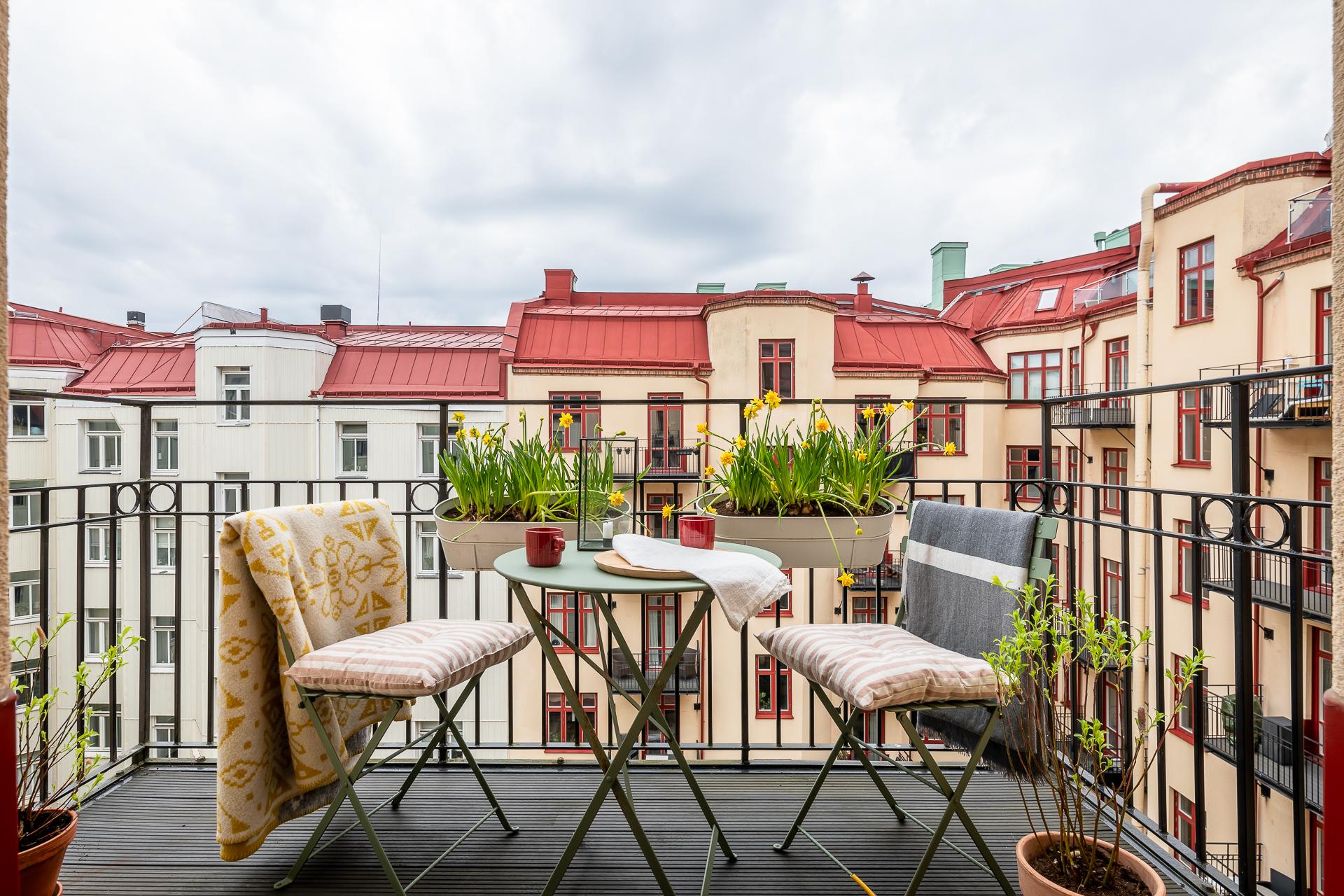 Underbar smidesbalkong med högt läge