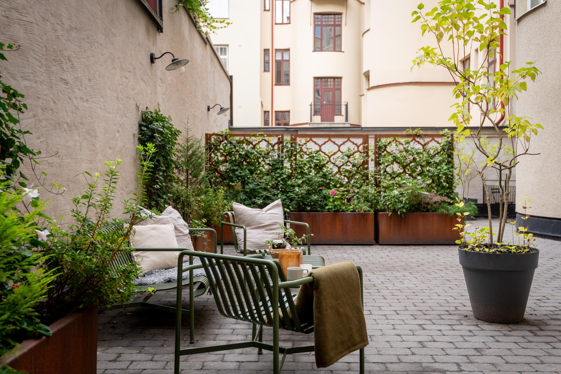 Ombonad och mysig innergård i nära anslutning till bostaden