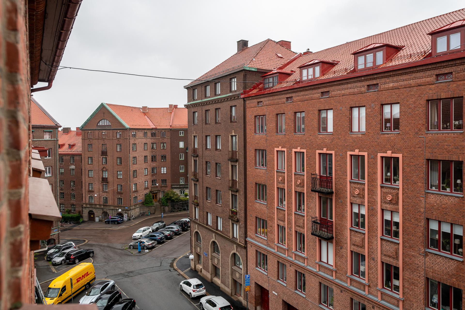 Utsikt från bostaden, högt fritt läge på våning fem, hiss finns