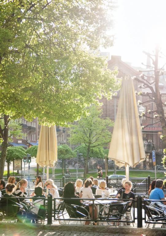 Lågupplöst Lågupplöst Linnégatan kantas av mysiga caféer