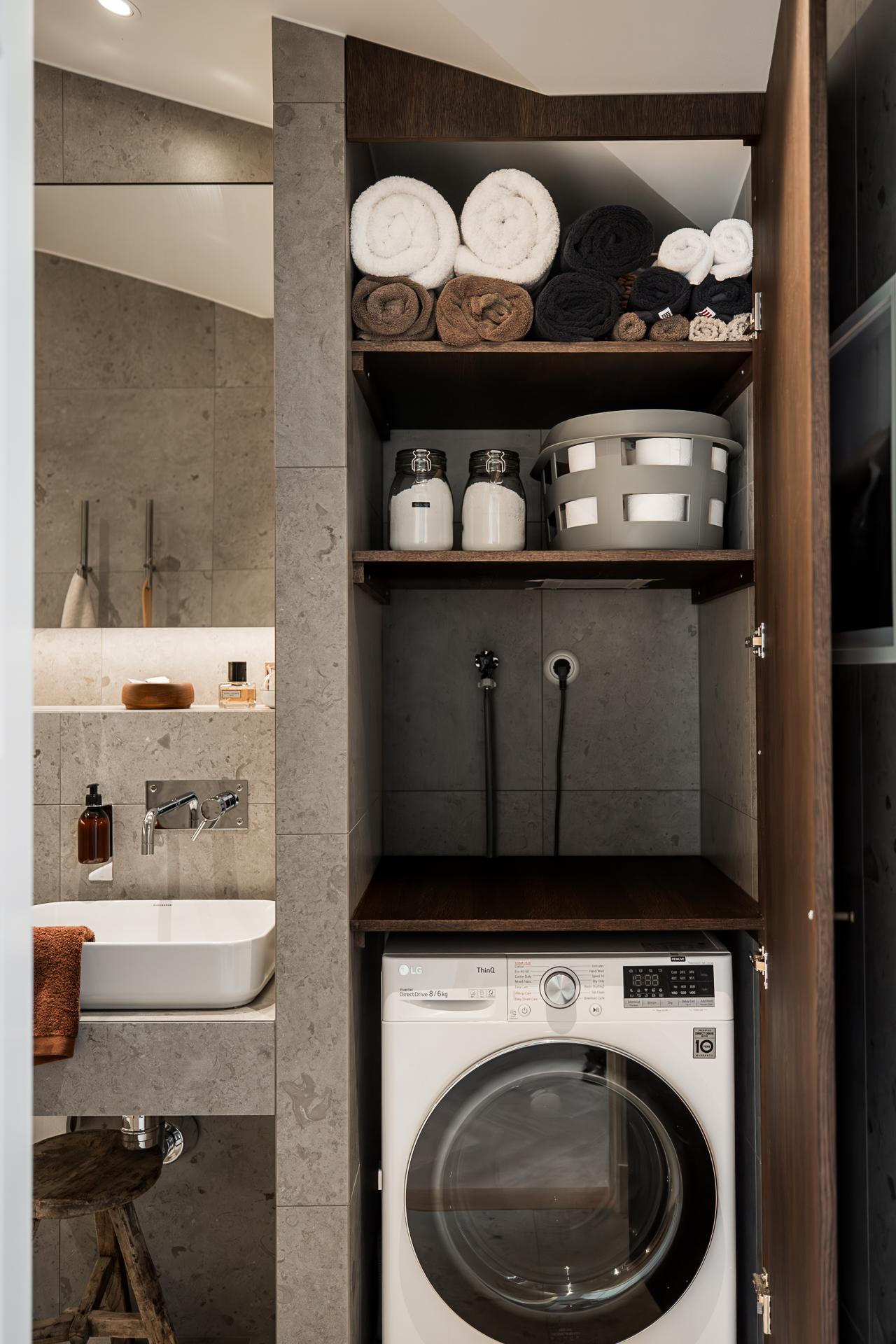 Bakom en dörr finns en kombinerad tvättmaskin/torktumlare