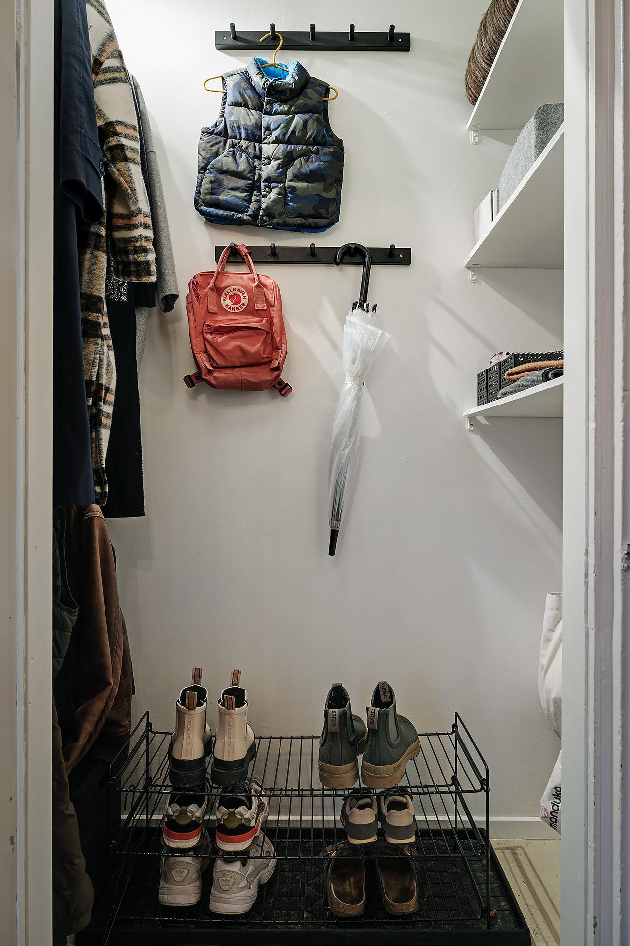 Rymlig klädkammare med plats för det mesta