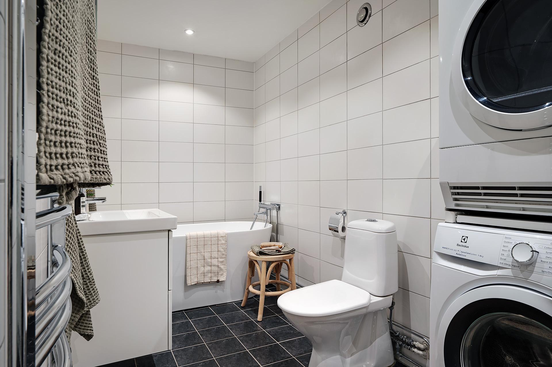 Stort renoverat badrum med badkar