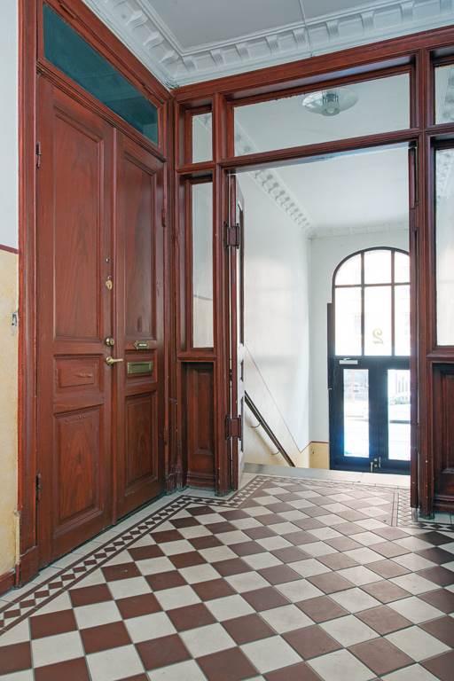 Pampig entré med stuckatur