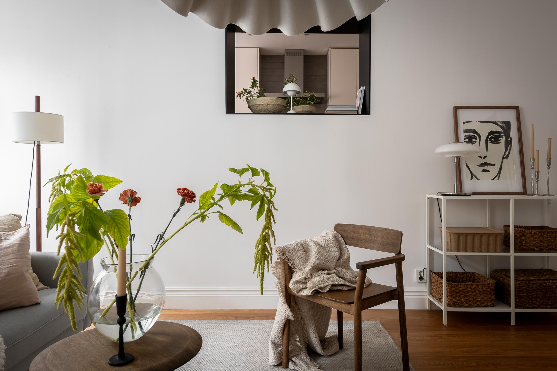 Öppningen mot köket ger skänker en social känsla åt rummen