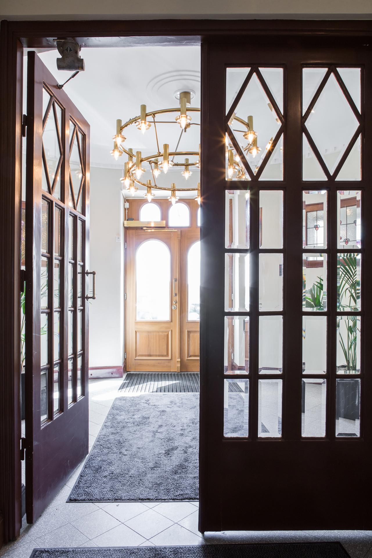 Ni möts av en entré som imponerar och ger avtryck