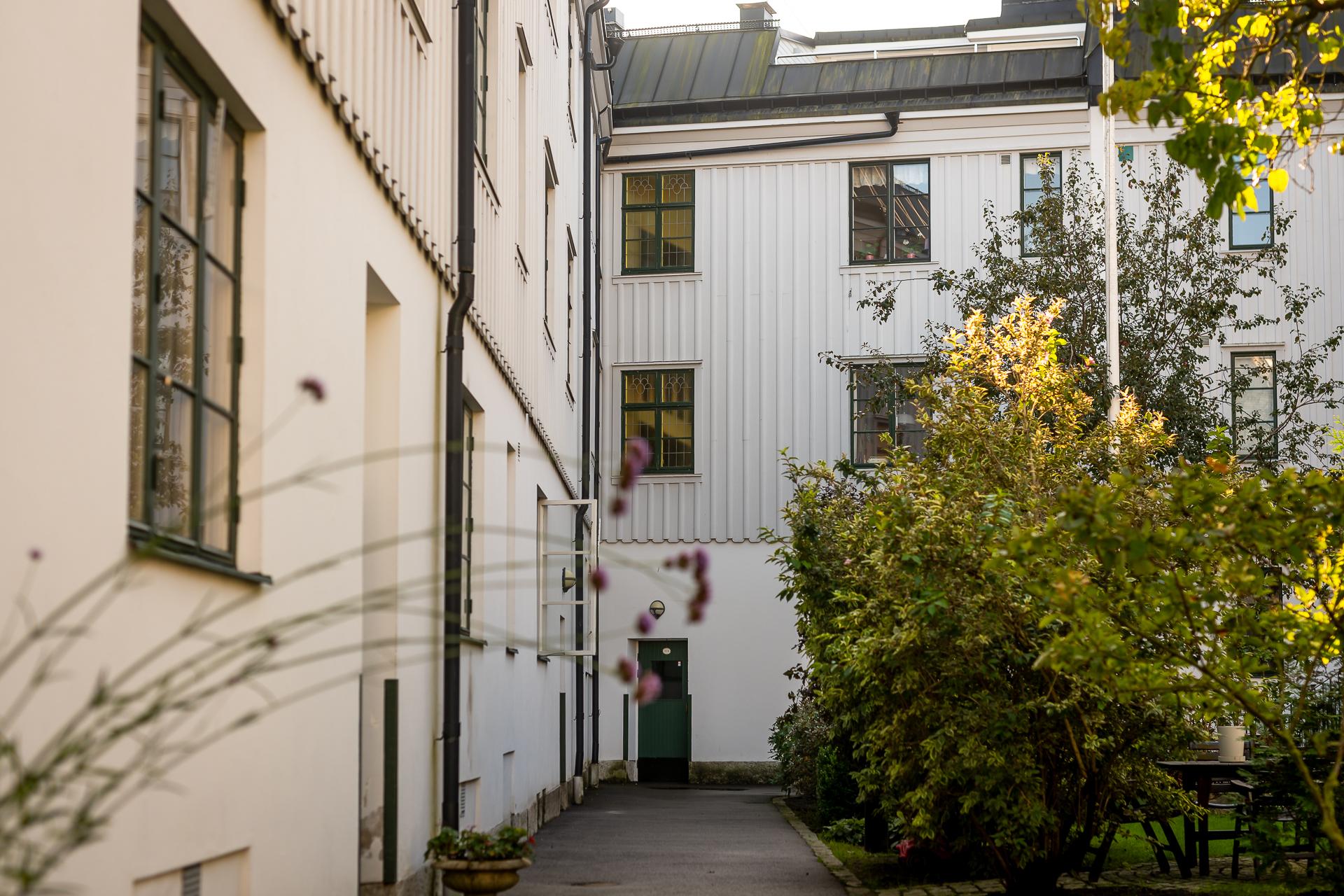 Gräsmattor, örtodlingar, vinbärsbuskar, syrenträd, många sittplatser och gångstråk