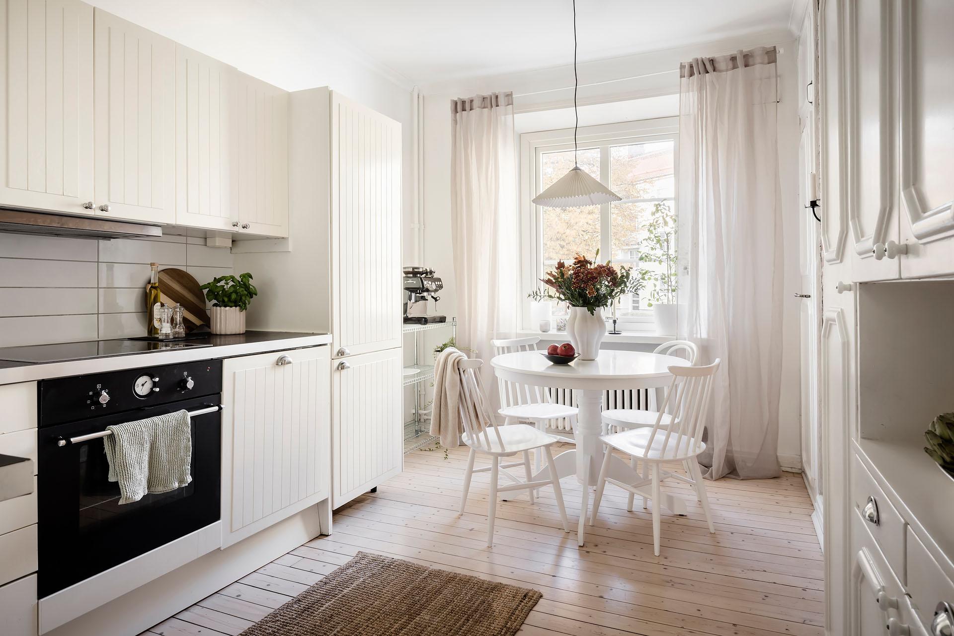 Mysigt kök, komplett med diskmaskin