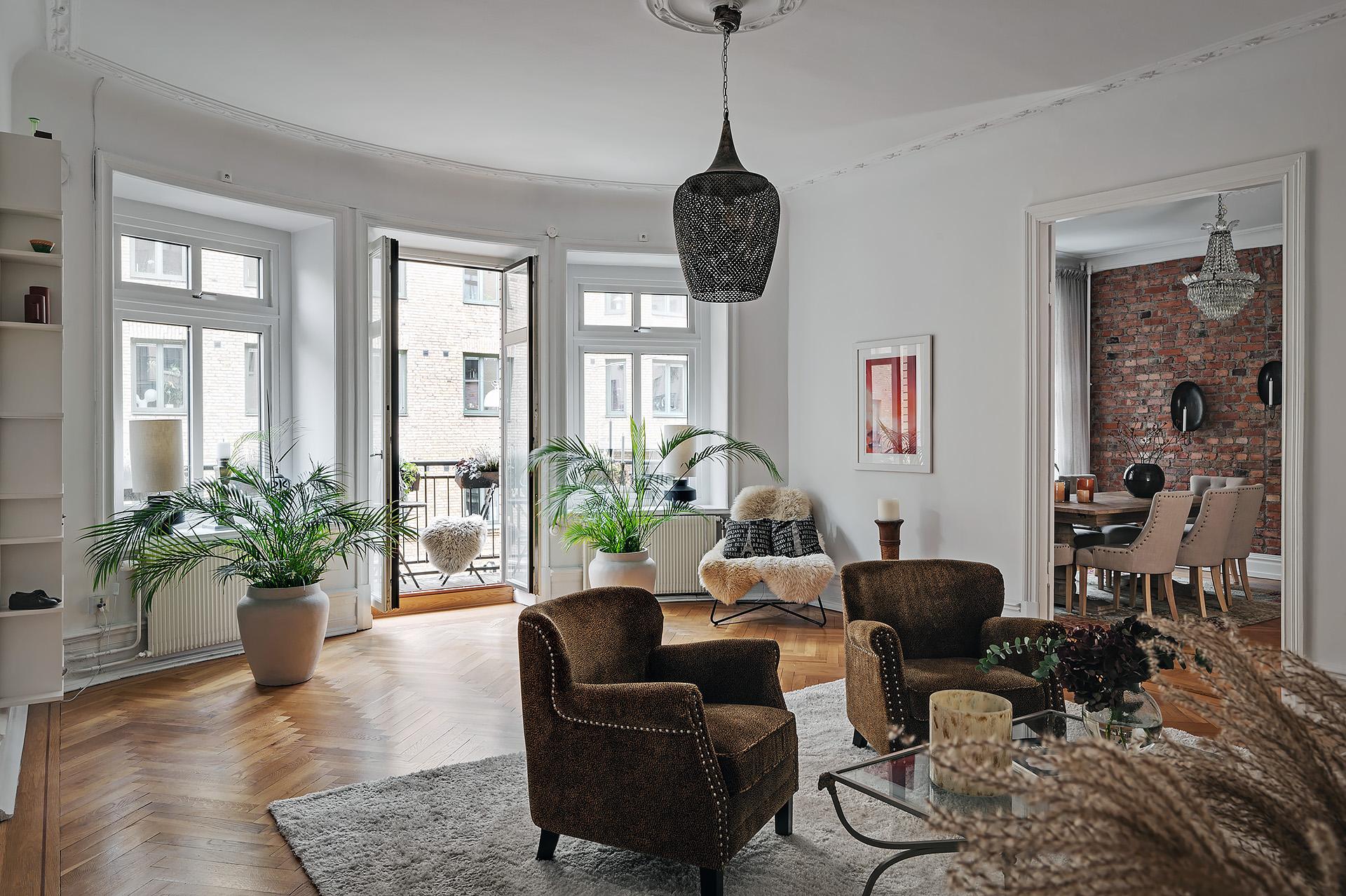 Härligt rundat rum med höga fönster