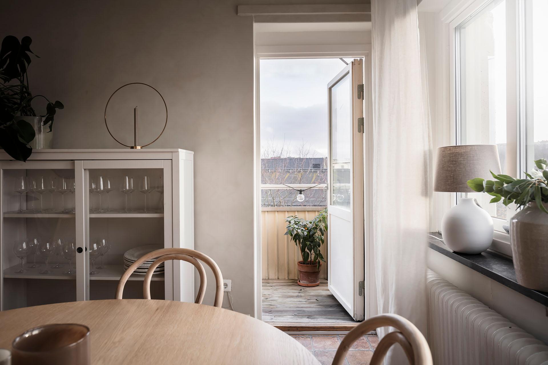 Utgången till balkongen ligger perfekt placerad i vardagsrummet